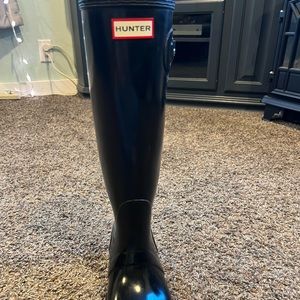 Size 10 tall Hunter boots with a pair of boot socks included
